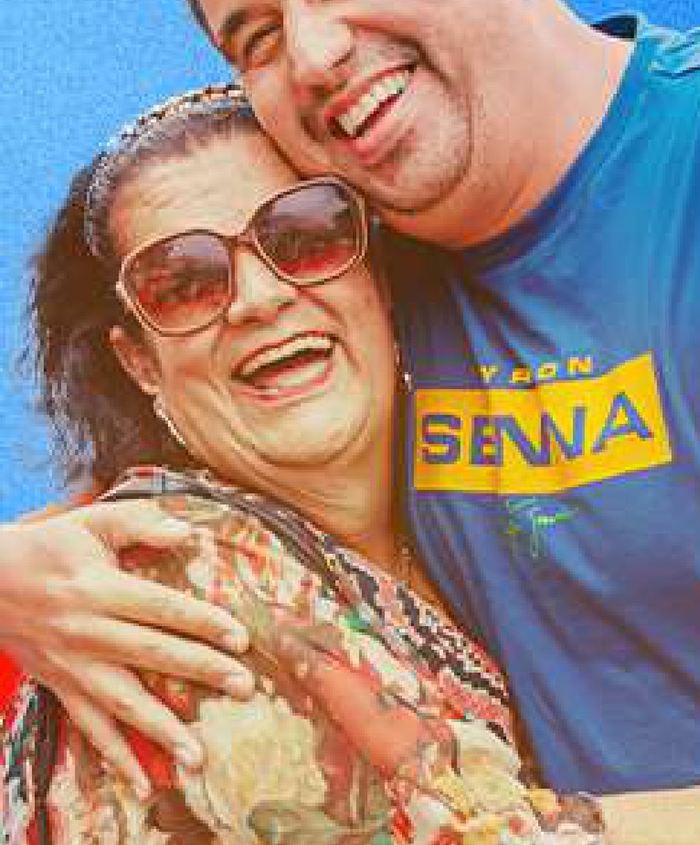 Casal de apoiadores rindo abraçado com Adriano Lima