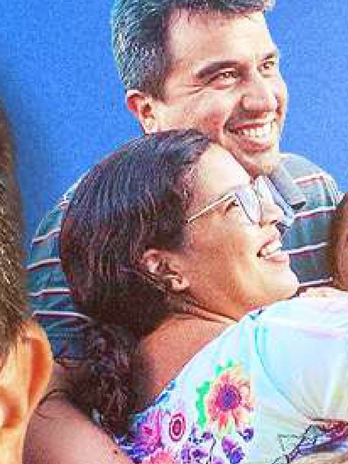 Apoiadores sorrindo ao lado de Adriano Lima durante um encontro da campanha